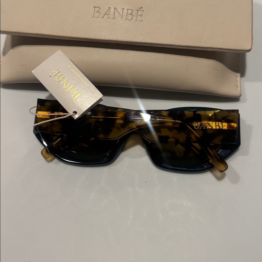 BANBÉ Alessandra Sunglasses - Picture 2 of 3
